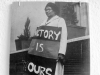 Victory is (y)ours, 2010, broderie sur livre trouvé, 14,8 x 20,9 cm, pièce unique. Photographie de Paul Weinberg