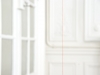 En tout point, 2011, fil de lin ciré, deux aiguilles, longueur déterminée par les dimensions propres du lieu d'exposition, édition de 5 + 2 EA