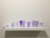 Mes pensées noyées, 2018, encre violette, 15 verres d’eau, dimensions variables, série d’oeuvres uniques. Exposition à Bienvenue Paris 2018, Cité des Arts, Paris, France