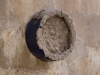 Le poids qui compte, 2015, horloge, faïence, 30 x 30 x 6 cm. Dans le cadre de projet l’Alfabeto, exposition l’Analfabeto, La Citerne, Villa Médicis, Académie de France à Rome, Italie.  Avec le soutien de La Région Rhône Alpes, Ensba Lyon, Association Alfabeto