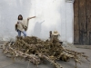 La Balsa Muïsca - Cinq familles de fermiers construisent un radeau doré, 2011, sculpture éphémère, plantes de maïs, porteur en bambou, 370 x 200 cm