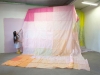 Dual 8, 2022, patchwork de 100 unités en papier de soie de couleur cousues à la main, 8 x 5 m, pièce unique. Présentation et performance Poemáticas de Dual 8  à l’exposition pARTages organisée par Artaïs Art Contemporain, Paris, France, 2022