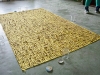 Kill me honey, Acte III - La composition, 2019, Lima, Pérou. 2000 mèches de cheveux (approximativement), tissu en soie doré, 2,10 x 1,40 m, pièce unique