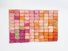 Palette de Dual 8, 2022, 100 briques en papier de soie de couleur, 33 x 51 cm, pièce unique. Photographie de la performance Poemáticas de Dual 8, 11 x 15,2 cm, édition de 5 + 2 EA. Présentation et performance Poemáticas de Dual 8  à l’exposition pARTages organisée par Artaïs Art Contemporain, Paris, France, 2022