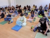 Soulution V, session 5, 2023, DePaul Art Museum, Chicago, Illinois, Etats Unis. Performance avec du papier de soie couleur, 31 performeurs. Film Luz Moreno. Photo © Brittany Sowacke