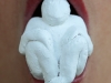 The World in My Mouth (Cariatide Accroupie), 2023, photographie numérique couleur impression jet d’encre sur papier baryté Epson, contrecollage sur aluminium 1 mm, cadre américain chêne, 10 x 15 cm (sans cadre), 14 x 19 cm (avec cadre), édition de 3 + 2 EA