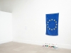 Contenant/Contenu, 2014, installation, drapeau de l’Union Européenne, bouteilles en plastique, papier A4, dimensions variables, pièces uniques. Vue de l’exposition Urban Conflict, Ecole Nationale Supérieure des Beaux-Arts de Paris, Paris, France, 2014. Photo © Nefeli Papadimouli