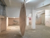 Interval’s Voice (The Gong), 2018, installation in-situ, acier, peinture, corde, ø 295 x 30 cm, pièce unique. Vue de l’exposition (Artists) Against Ego, Enterprise Projects, Athènes, Grèce, 2018. Photo © Stathis Mamalakis