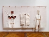 Skinscapes (three), 2021, travaux textiles (coton, tissus de coton teintés à la main, plastique en fibre de verre, métal, teintures textiles, fils de polyester, merceries diverses) montés sur des structures en bois, 460 x 240 x 50 cm ou 480 x 240 x 50 cm, pièces uniques. Vue de l’exposition Mais pour me parcourir enlève tes souliers, Théâtre des expositions Acte 4, Palais des Beaux-Arts, Paris, France, 2022. Photo © Aurélien Mole