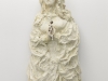 Seriously, I need a patron of art, 2022, pierre, céramique, acier, 110 x 50 x 20 cm, pièce unique. Vue de l’exposition Chroniques d’un vaurien, Galerie Yamamoto Keiko Rochaix, Londres, GB. Photo © Alexander Christie