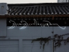 The equality of doing and not doing, 2015, néon sur le mur d’une maison traditionelle coréenne, 400 x 70 cm, pièce unique. World Script Symposia 2015 Art project, Tongui-dong, Séoul, Corée du Sud