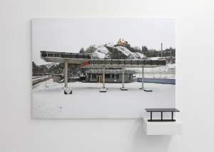 Eric Tabuchi, Abandoned Gasoline Station / Dijon 2010, tirage pigmentaire sur papier baryté Hahnemuhle contrecollé sur Dibond,109,5 x 78 cm, édition de 5.