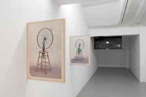 Pierre Leguillon Spinning the Wheel, depuis 1999, installation, 2 x (50 x 69 cm), impressions sur contreplaqué  édition de 5 