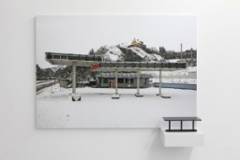 Eric Tabuchi, Abandoned Gasoline Station / Dijon 2010, tirage pigmentaire sur papier baryté Hahnemuhle contrecollé sur Dibond,109,5 x 78 cm, édition de 5.