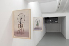 Pierre Leguillon Spinning the Wheel, depuis 1999, installation, 2 x (50 x 69 cm), impressions sur contreplaqué  édition de 5.