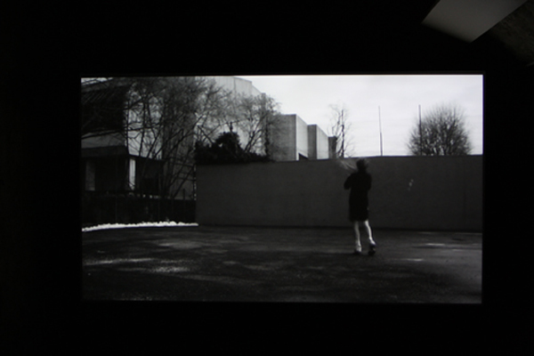 Tiebreaker, 2010, vidéo noir et blanc, son, 5ʼ10ʼʼ, PAL - 16/9, édition de 5, production Dirty Business of Dreams. 