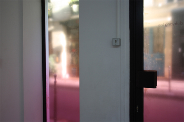 Window Color, 2010, installation, impressions jet dʼencre sur papiers autocollants, dimensions variables, pièce unique, production Ecole Nationale Supérieure dʼArts de Paris Cergy.