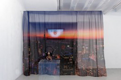 Anthea Hamilton, Untitled (NY curtain), 2011, impression numérique sur voile, 207 x 330 cm, courtesy Ibid Projects, London