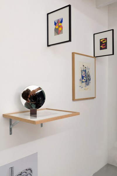 Christophe Lemaitre et Aurélien Mole, La forêt usagère, Sans Titre, 2013, image encadrée, équerres, objet, édition de 3, exemplaire 3 Roxane Borujerdi et Aurélien Mole, La forêt usagère, Dessin Biface, 2012, papier carbone, papier, graphite, 28,2 x 32,2 cm, pièce unique Lina Hentgen, Gaëlle Hipolyte, Julien Tiberi et Aurélien Mole, La forêt usagère, Dessin Biface, 2012, papier carbone, papier, graphite, encre, 28,2 x 32,2 cm, pièce unique, photo © Aurélien Mole.