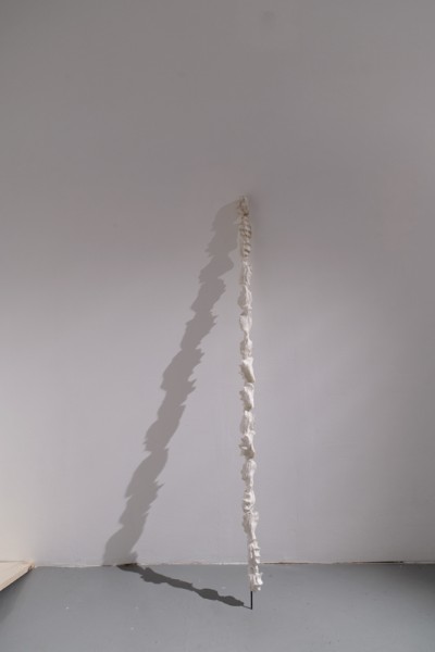 Doubout, Standing, Minia Biabiany, 2009, cotton, wire, 120 cm, unique piece, photo © Aurélien Mole