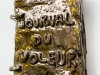Journal du voleur, 2021, céramique, émail, 18 x 23 cm environ, pièce unique. Vue de l’exposition Spleen le Maudit, Galerie Dohyang Lee, Paris, France