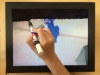 Drawing, 2015, moniteur LCD équipé d’un player DivX 14’’, pupitre d’écolier, 60 x 40 x 76 cm, pièce unique