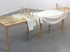 Il est connu celui là, 2019, installation, tables en sapin découpés, couteaux en sapins et toile de coton préparée, 300 x 90 x 80 cm, pièces uniques. Produit avec le soutien de l’Angle: Espace d’art contemporain du Pays Rochois, France